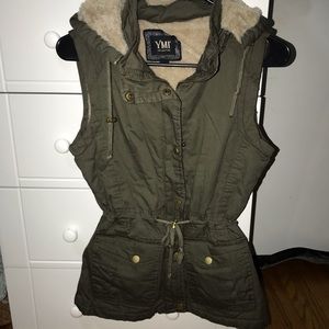 Vest w/ detachable faux fur hood n faux fur lining